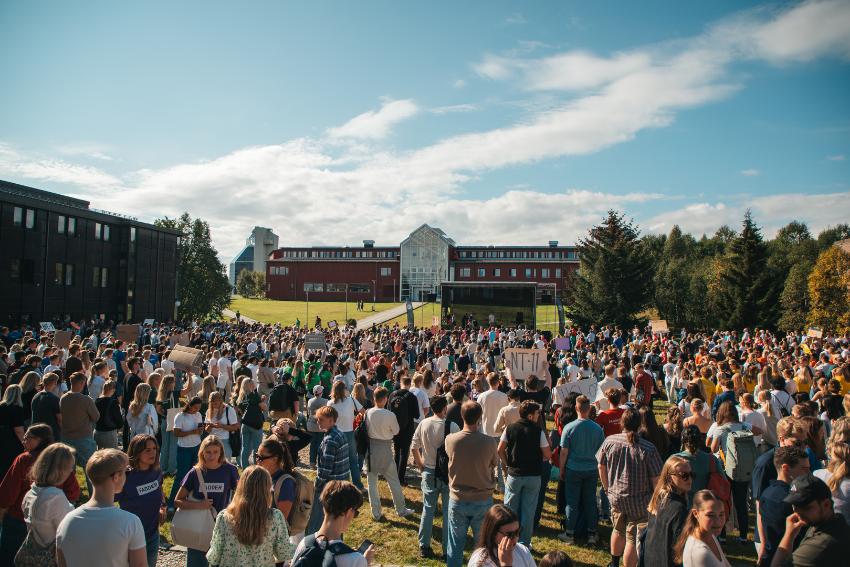Folk samlet ute ved studiestart i Tromsø. 